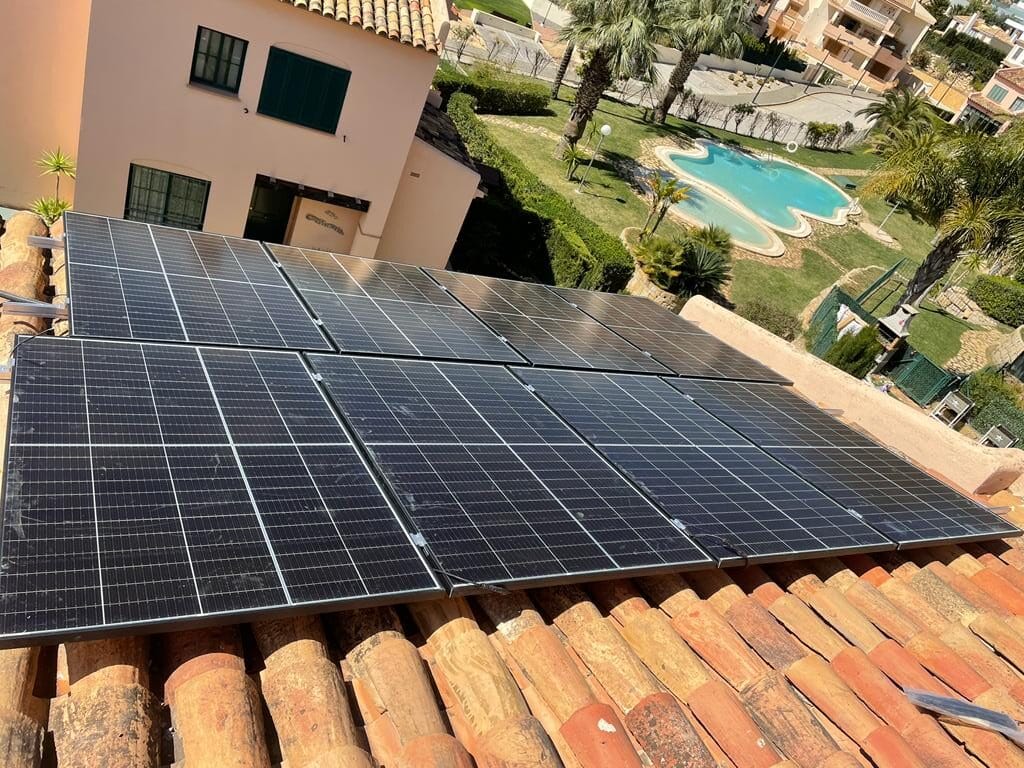 placas solares sobre vivienda unifamiliar en Villajoyosa (Alicante)